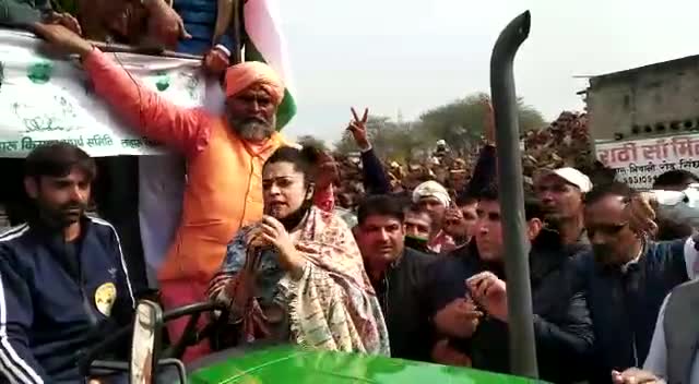 थानेसर: पूर्व सांसद श्रुति चौधरी सरकार पर बरसी,किसानों का किया समर्थन,चलाया ट्रैक्टर #KurukshetraMedia
