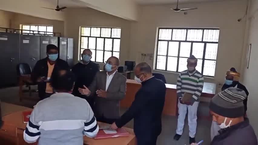 इकौना: मण्डलायुक्त ने तहसील इकौना का बारीकी से किया निरीक्षण, दिए दिशा निर्देश #मण्डलायुक्त