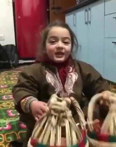 Zuv (life) Bhi Denge, Magar Kanger Nahi Denge. 😂

Dil Diya Hai, Jaan Bhi Denge, Magar Kanger Nahi Denge. 🤣 #Kashmiri