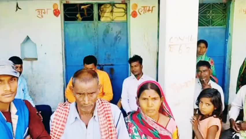 डुमरी: मृतक मजदूर हेतु संवेदक से प्राप्त मुआवजा मृतक की मां के खाते में कराया जमा,डुमरी जिप सदस्य पहुंचे#labour