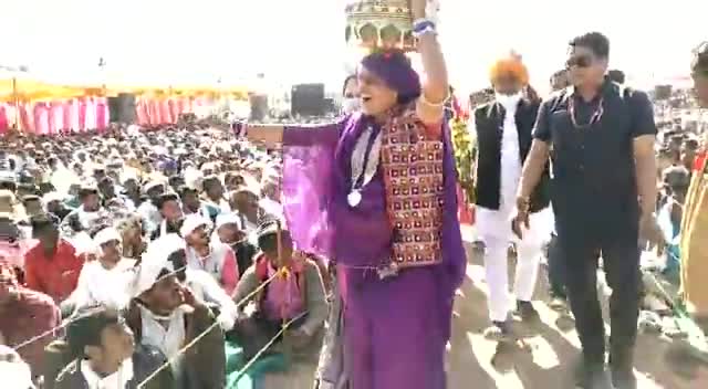 28वा राष्ट्रीय #आदिवासी सांस्कृतिक महासम्मेलन 
#झाबुआ में अपनी पारम्परिक वेषभूषा में शामिल हुई जोबट विधायक कलावती भुरीया