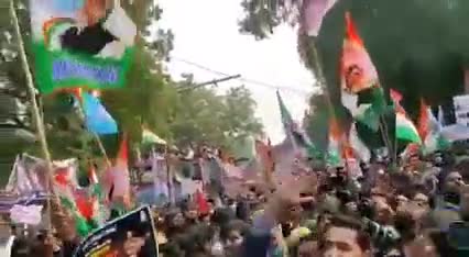 कृषि कानून के खिलाफ #राहुलगांधी व #प्रियंकागांधी सड़को पर उतरे राजभवन का किया घेराव हजारो कार्यकर्ता साथ रहे मौजूद ..