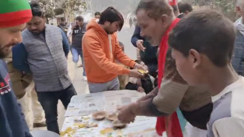 मकर सक्रांति के शुभ अवसर पर समाजवादियों ने राह चलते मुसाफिरों को खिचड़ी वितरित किया  #जितेन्द्र पटेल विधानसभा सिराथू