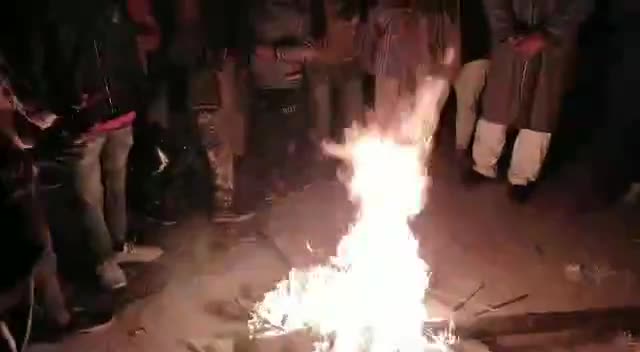 #शीतलहर के प्रकोप को देखते हुए #सीतामढ़ी युवा कांग्रेस ने चौक चौराहों पर की #अलाव की व्यवस्था
#cold_weather