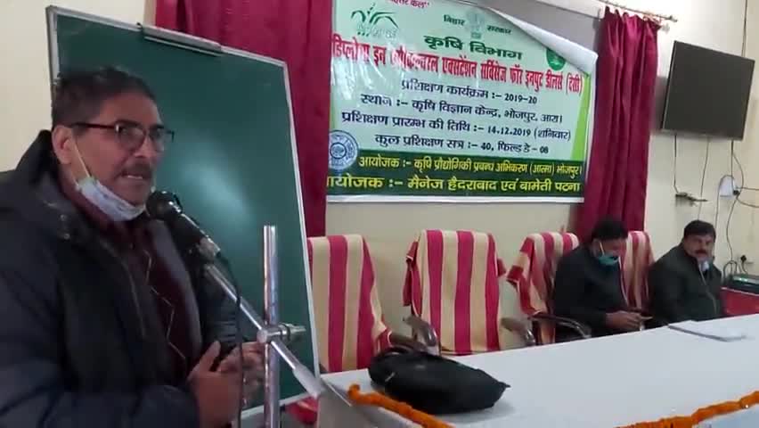 हेड केवीके डॉक्टर द्विवेदी. #icarindia समेकित #कीट प्रणाली प्रबंधन के बारे में कृषकों को नवीनतम जानकारी दे रहे हैं ।