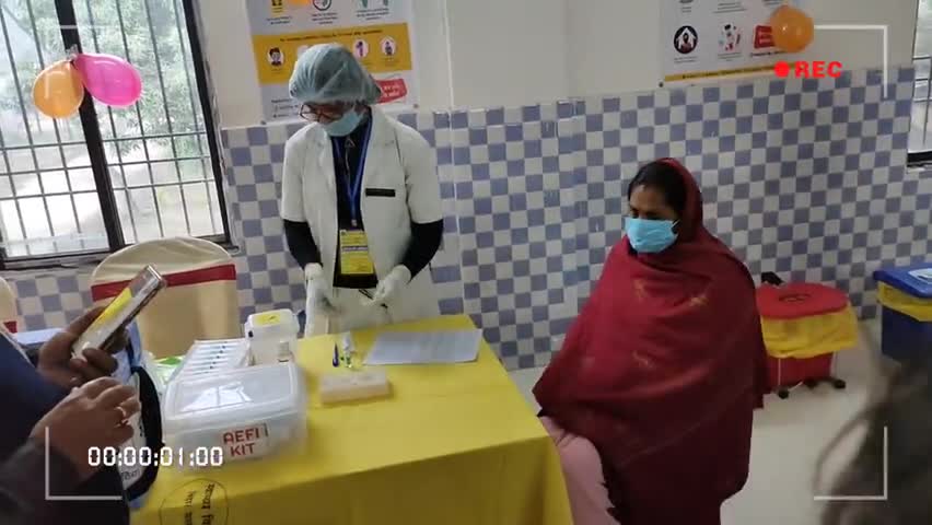 पोठिया: ##पोठिया : सामुदायिक अस्पताल पोठिया में covid-19 पहली टिका लगी स्वास्थ्य कर्मी को ##