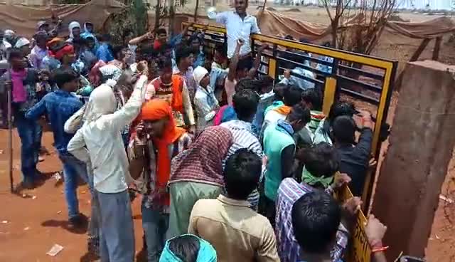 #शारदा डेयरी में मजदूरों के हक के लिए लड़ाई लड़ते हुए।