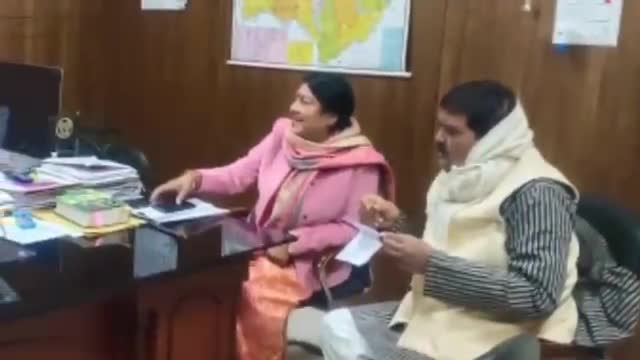सेवराई: खरवार जाति प्रमाण पत्र के लिए जमानिया विधायक सुनिता सिंह ने जिलाधिकारी से मुलाकात कर सौपा पत्रक, कार्यवाही की अपील #जाती