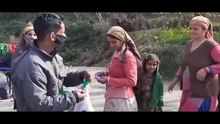 रेणुका: एसके टेलर ने बाउनल पंचायत में वितरित किए 400 #Mask

सैंज व लुधियाना में भी बांट चुके हैं Face #Cover