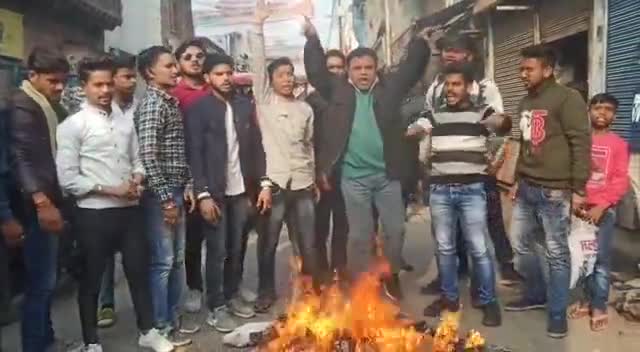 कोल: वेब सीरीज तांडव का विरोध, हिन्दू युवा वाहिनी के कार्यकर्ताओं ने Saif Ali khan का पुतला फ़ूका।
#Aligarh #UP #TANDAV #Web