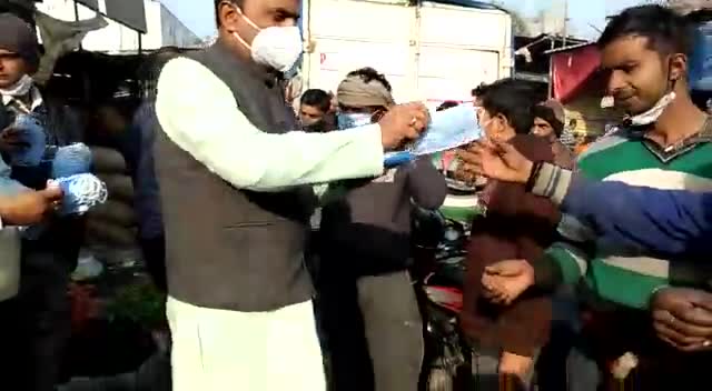 दिल्ली में उत्तरी पूर्वी लोक सभा में रेडी पटरी वालों को face मास्क वितरित किया।
#बीजेपी #BJP #Namo #Covid19 #Corona