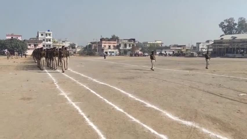 गढ़वा: शहर के टाउन हॉल के मैदान में गणतंत्र दिवस को लेकर परेड का किया गया पूर्वाभ्यास #परेड