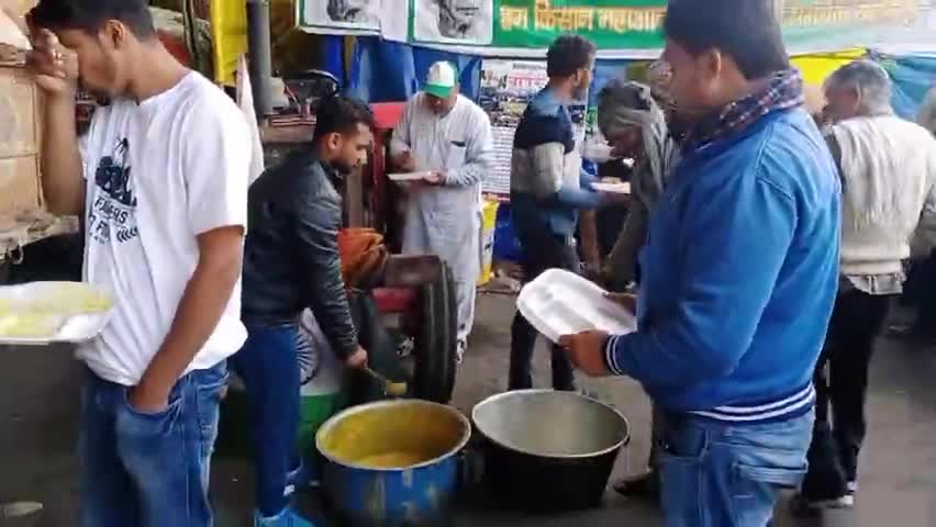 #गाजीपुर_बॉर्डर 
किसानों की सेवा करते रालोद जनपद मुजफ्फरनगर के पदाधिकारियों एव कार्यकर्ताओं का दल