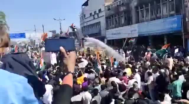 कांग्रेस के शांतिपूर्ण प्रदर्शन पर लाठीचार्ज एवं वाटर कैनन से कायर शिवराज का हमला.....
#kissanvirodhibjp