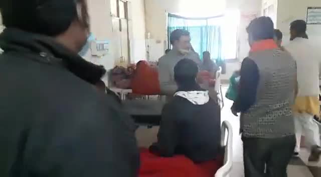 आज जिला अस्पताल बाराबंकी में मरीजो को फल वितरित किया #रामबाबू_द्विवेदी