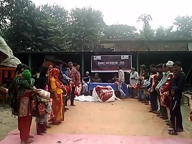 फारबिसगंज:रामपुर में Focus India मास्टर तनवीर के जरिए ठंड की गरीबों को बलंकेट का वितरण किया #तनवीर#फोकस इंडिया