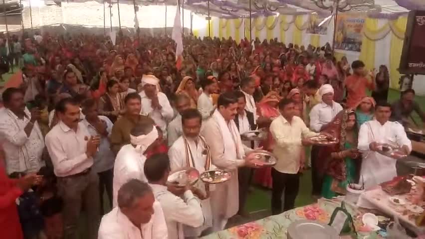 कसरावद: बालसमुद परचरी पुराण मे #कसरावद पूर्व  विधायक अत्माराम जी पटेल कमलेश भाई सरपंच दिनेश भाई रणछोड़ पटेल साथी,,