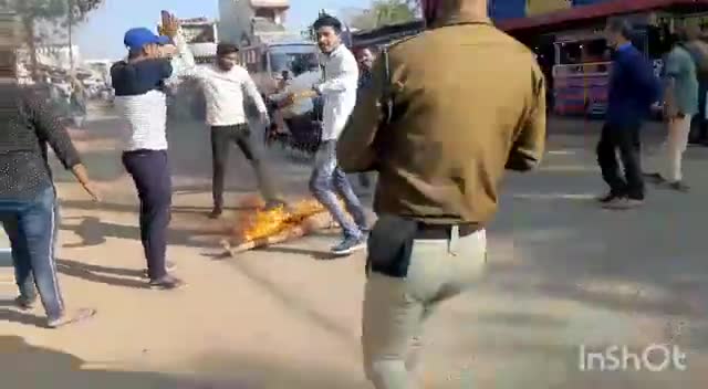 देश मे बढ़ती हुई महगाई के खिलाफ युवा कांग्रेस सोहागपुर द्वारा प्रधानमंत्री नरेंद्र मोदी का पुतला दहन किया।
#जय_कांग्रेस