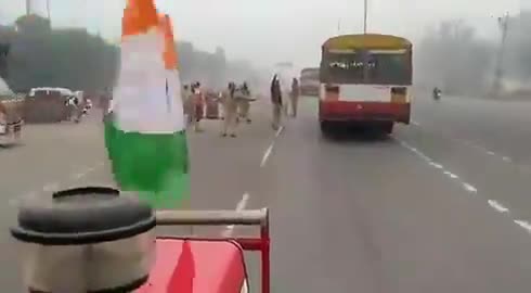 #सरकार कह रही है #डीज़ल नही है,
#किसान चीख़ रहा है हट जा #ब्रेक नही है ...🤣👊🇮🇳👍
#किसान_एकता_जिंदाबाद﻿@﻿@﻿@