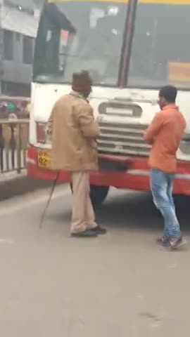 कोल: उत्तर प्रदेश पुलिस के इस जवान ने सरकारी रोडवेज बस को नो एंट्री के कारण रोका, लगा जाम #up #police #roadways #duty