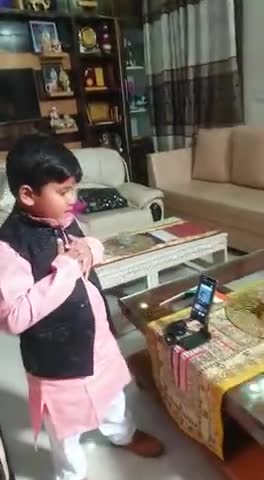 छोटे बच्चे ने ऑनलाइन क्लास में देश भक्ति गीत गाकर अपनी देश भक्ति का उदाहरण पेश किया है । #गणतंत्रदिवस2021