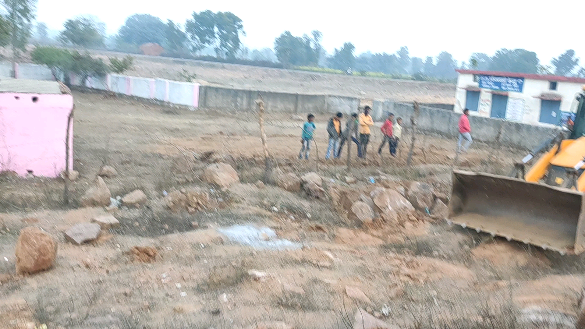 ग्राम पंचायत #समर्रा में #प्रशाशन के सहयोग से #प्राथमिक विद्यालय #मदनपुर में ठहरे #मवेशियों को गौशालाओं में कराया शिफ्ट