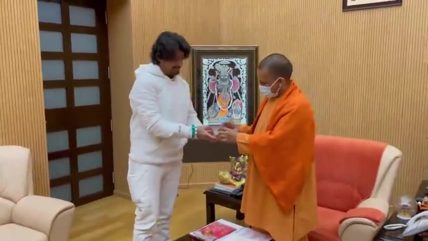 लखनऊ में आज सुबह प्रख्यात गायक सोनू निगम ने की मुख्यमंत्री योगी आदित्यनाथ से शिष्टाचार भेंट 
#ggnewslive