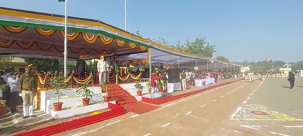 आज उज्जैन में 72 वें गणतंत्र दिवस समारोह में परेड की सलामी ली।
#RepublicDay2021