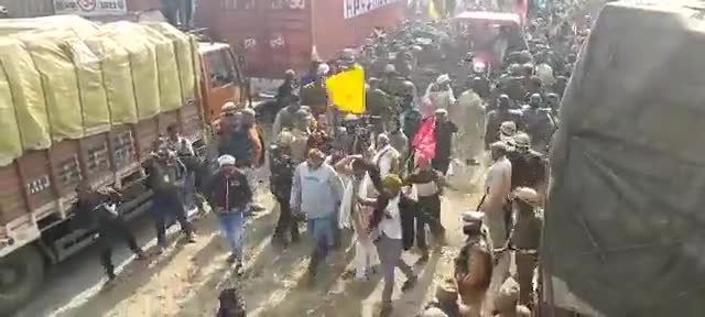 उस हिटलरी गुमान पर सभी रहें है थूक
जिसमें कानी हो गई शासन की बंदूक

#HistoricTractorMarch
