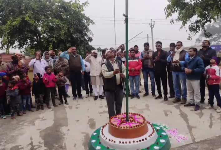 डंडा: डंडा पंचायत भवन में समाजसेवी कामेश्वर चौधरी के द्वारा किया गया झंडोत्तोलन #झंडोत्तोलन