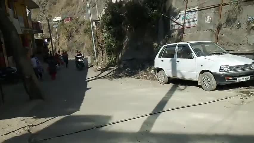 रेणुका: संगड़ाह में गणतंत्र दिवस पर वाहन अधिनियम की #अवहेलना करते नजर आए लोग

#Buses की निर्धारित जगह पर खड़ी दिखी छोटी गाड़ियां