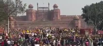 ये दिल्ली न तो " आप " की है 
न किसी के बाप की है 
लाल किला पर देश का किसान
#किसानएकता जिन्दावाद