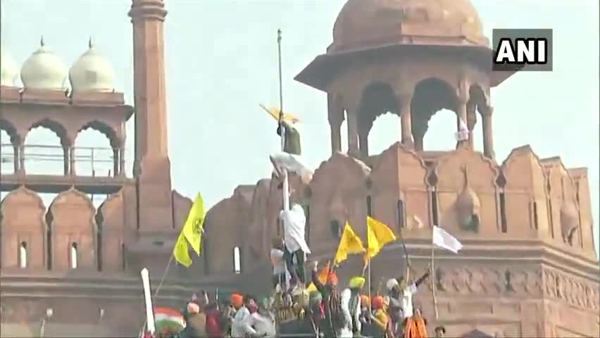 किसान ट्रैक्टर मार्च के दौरान किसानों ने लाल किले पर चढ़कर फहराया तिरंगा  #किसानआंदोलन #लालकिला #ट्रेक्टररेली