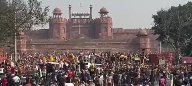 खेतों का पानी अब आंखों में आ गया है
मेरे गांव का किसान अब शहर में आ गया है।

#supportfarmerschallenge