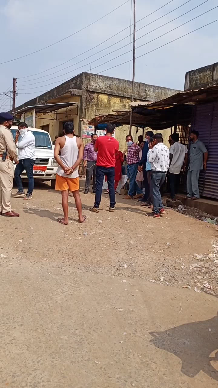 जगदलपुर: #बर्ड फ्लू जगदलपुर बर्थडे बर्ड फ्लू को देखते हुए शहर के संजय मार्केट स्थित चिकन सेंटर पर चेकिंग के लिए पहुंचे तहसीलदार