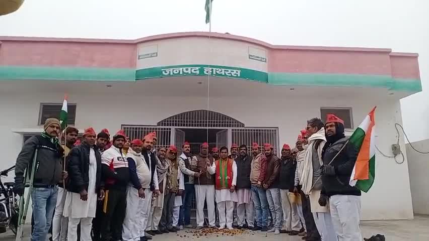 समाजवादी पार्टी कार्यालय पर गणतंत्र दिवस पर  फहराया झंडा
#टेकपाल_कुशवाहा मो 9897417149