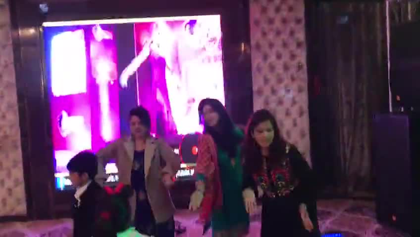 तीन महिलाओं ने तोड़ा स्टेज#dancemoji #beautyfull