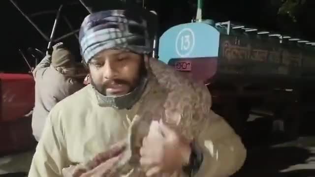 मोदी और योगी ने किसानों की पानी रोक दी, केजरीवाल के विधायक कुलदीप कुमार रात में ही पानी टैंकर ले पहूंचे। #Kisan_seva 🙏