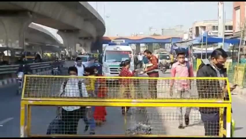 तिगांव: बदरपुर बॉर्डर पर स्वस्थ्य विभाग ने कैंप लगाकर लोगों का किया कोरोना जांच  #कोरोना_जांच