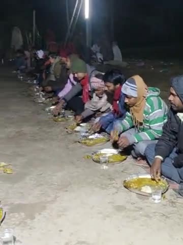 जयनगर: गाँव में अपने घर पर आयोजित अष्टयाम के बाद कीर्तन मण्डली, ग्रामीणों और परिजनों को भोज खिलाते हुए... #ssyadav108 #Jaynagar