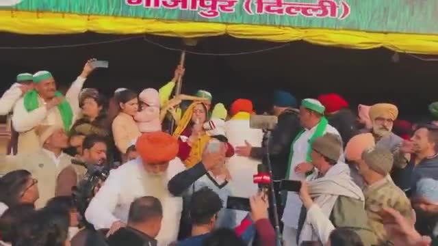 #दिल्ली के #गाजीपुर में #किसान_आंदोलन में पहुँची #आदिवासी_मीणा_समाज की #नारी_शक्ति एवं #काले_कानूनो को #बताया_वेबुनियाद।