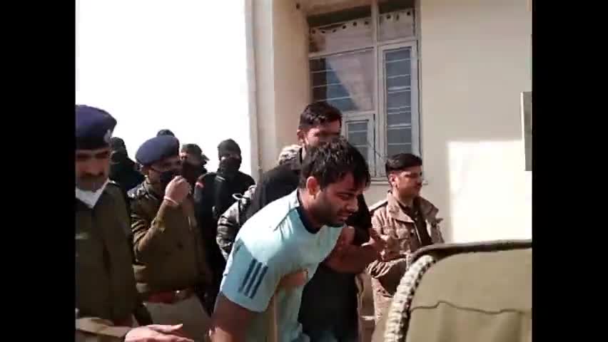 बहरोड़: कुख्यात अपराधी #पपला गुर्जर को बहरोड़ कोर्ट परिसर में किया पेश, पपला को देखने के लिए उमड़ा जनसैलाब