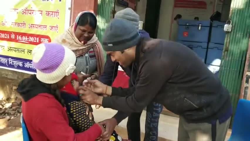 लातेहार: सामुदायिक स्वास्थ्य केन्द्र लातेहार से पल्स पोलियो का शुभारंभ प्रखण्ड विकास पदाधिकारी के व्दारा किया गया  #पोलियो
