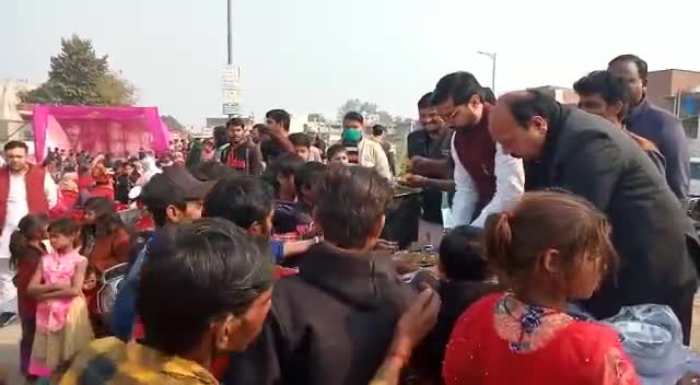 राजधानी #लखनऊ के चिनहट, पीली कॉलोनी में #सकट_चतुर्थी के अवसर पर #तहरी_भोज में शामिल हुए।#tanujpunia
