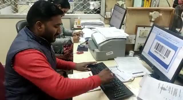 सैफई: #पीएनबी बैंक सैफई में ग्राहकों की सेवा करते हुए,हेड कैशियर मुकेश पाल.