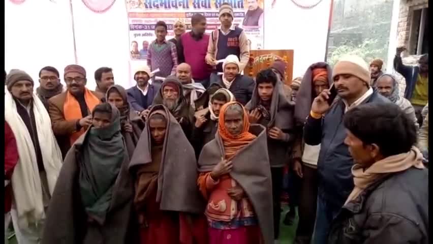 इटवा: दोपेडोवा चौराहे पर समाज सेवी संस्था ने क्षेत्र के 200 असहाय निराश्रित व्यक्तियों में वितरित किया ऊनी कंबल #सराहनीय_कार्य