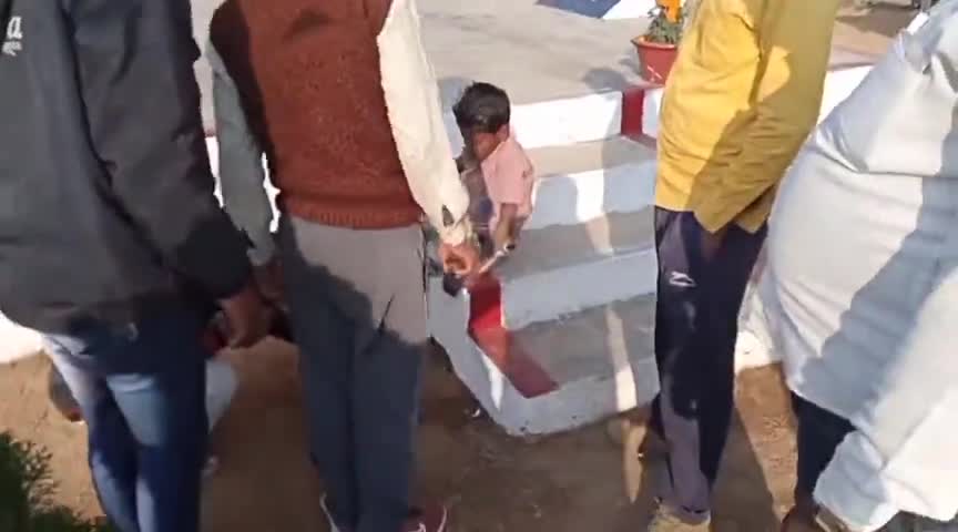 उंटारी रोड: सिरहा रेलवे फाटक के समीप तेज रफ्तार बस के चपेट में आने से एक 13 वर्षीय बच्चा हुआ घायल #रफ्तार