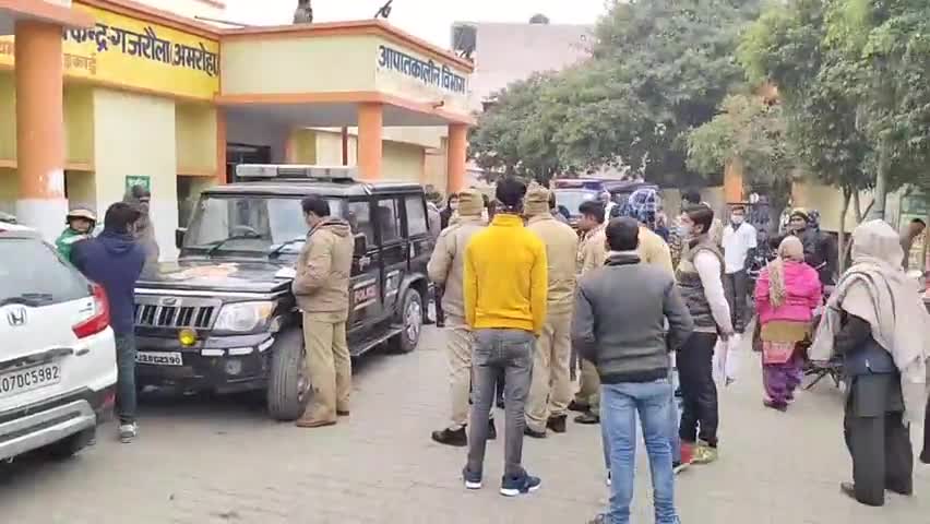 धनौरा: गजरौला तिगरी रोड पर बस की टक्कर से कार सवार परिवार बाल-बाल बचा थाने में दी तहरीर बस चालक के खिलाफ #मुकदमा दर्ज
