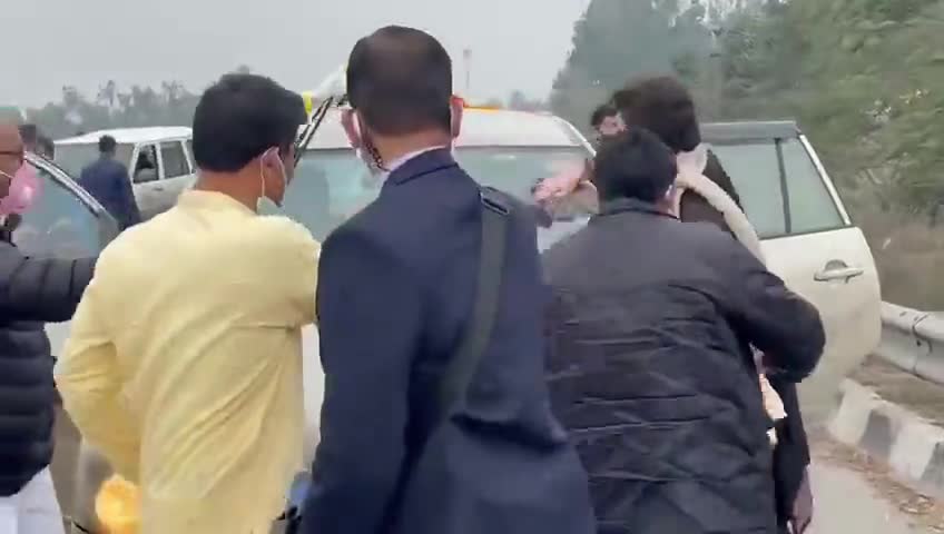 #किसानआंदोलन में शहीद हुए किसान परिवार से मिलने रामपुर जाते समय अपनी गाड़ी का शीशा साफ करती दिखी #प्रियंकागांधी