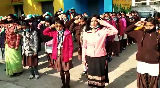 उन्नाव: चौरी चौरा महोत्सव के दौरान असोहा बीईओ ने वंदेमातरम् गीत पर गलत हाथ से सैल्यूट किया। बाएं हाथ से सलामी देते। #यूपी_स्कूल